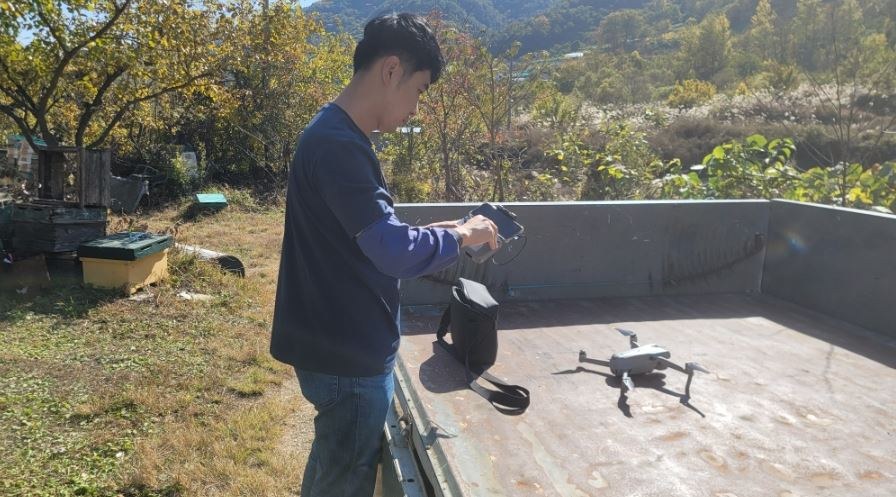드론으로 농장을 촬영하는 모습